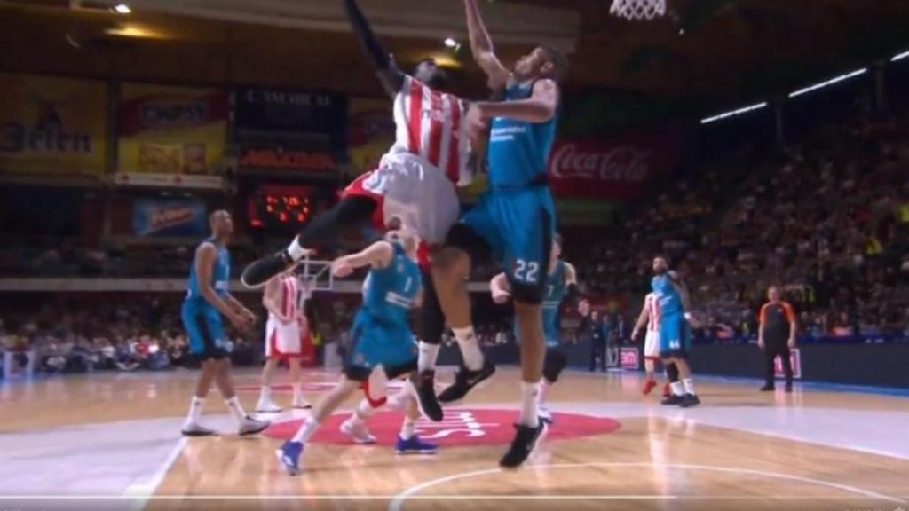 Tapón de Tavares a un jugador del Estrella Roja