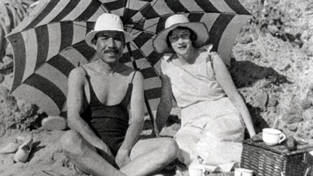 Masataka Taketsuru y Rita Cowan, en la playa