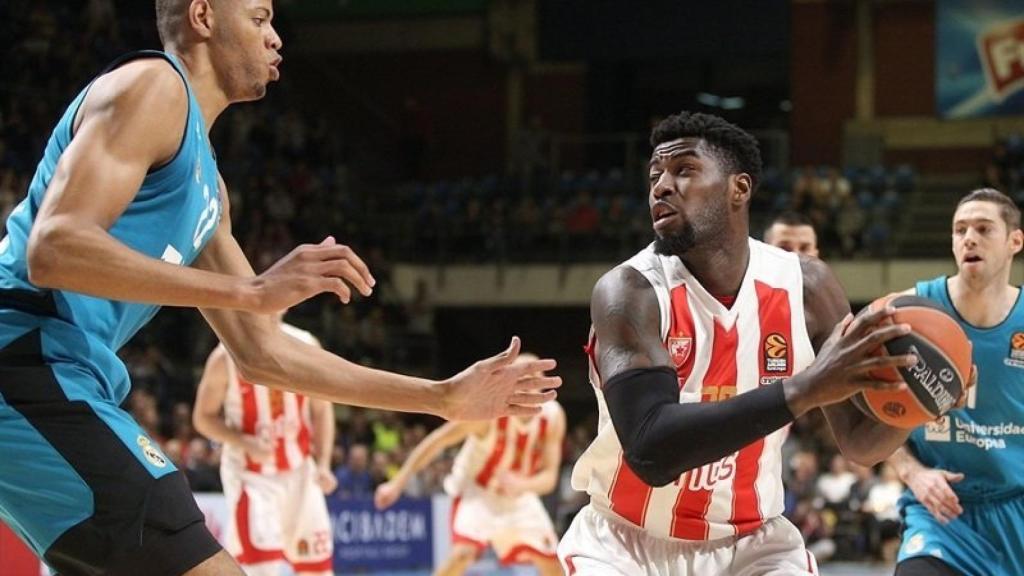 Tavares defiende a un rival. Foto: (Euroleague.net)