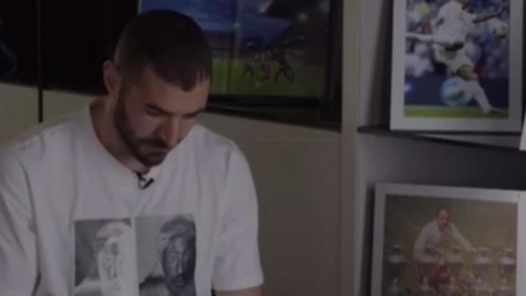 Karim Benzema, viendo las felicitaciones de sus amigos