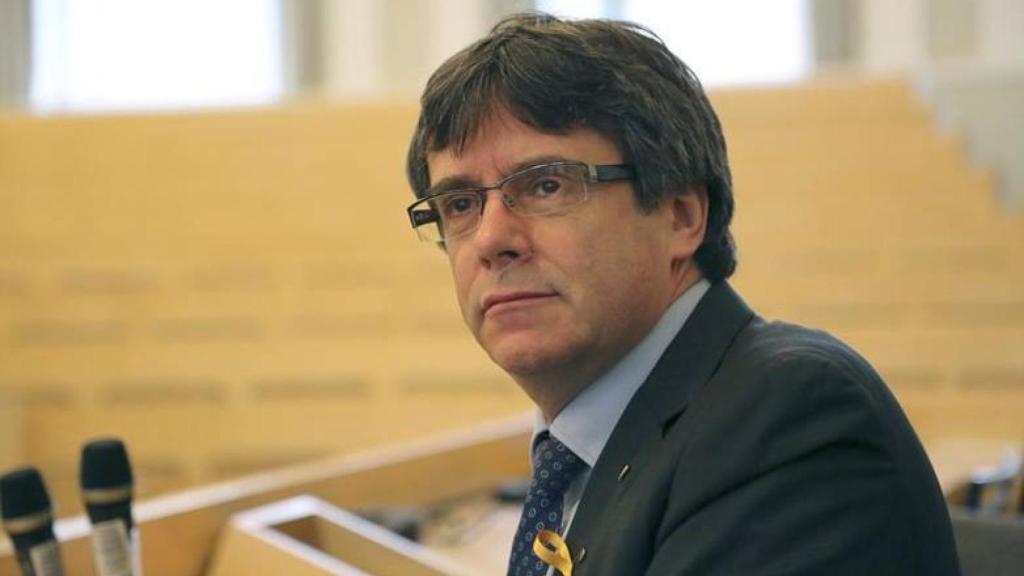 Puigdemont, con el lazo amarillo en favor de la libertad de los presos.