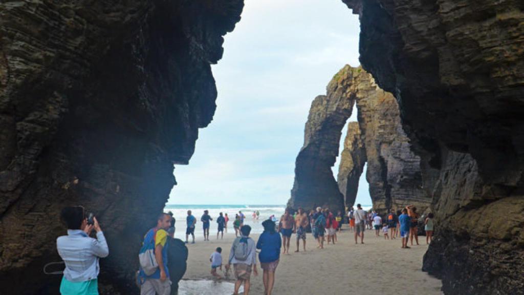 Visitantes admiran la belleza de la playa de las Catedrales, en Ribadeo.