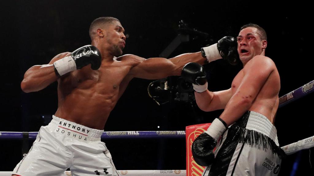 Joshua conecta un jab con su mano izquierda durante el combate.