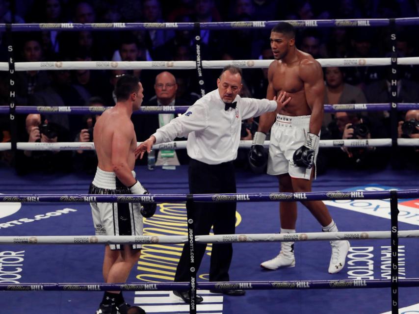 Al árbitro se le criticó por su protagonismo continuo durante la pelea.