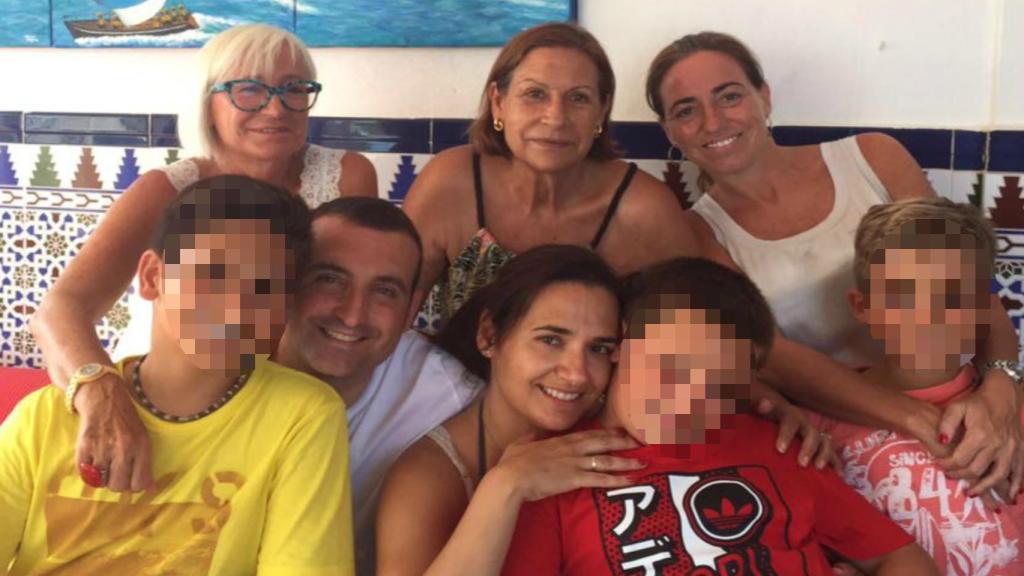 Carme Chacón con su madre (Esther Piqueras), su tía (Carmen Chacón), su cuñado (Javier Tapia), su hermana, sus sobrinos Balta y Liberto y su hijo Miquel