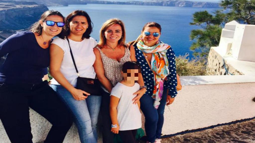 Carme Chacón con su hermana y sus primas Isabel Tapia y María José Martínez.