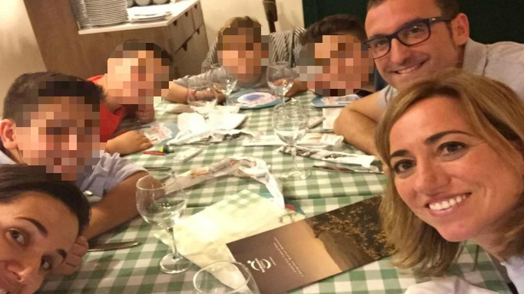 Carme Chacón con su hermana y su cuñado, su hijo y sus sobrinos.