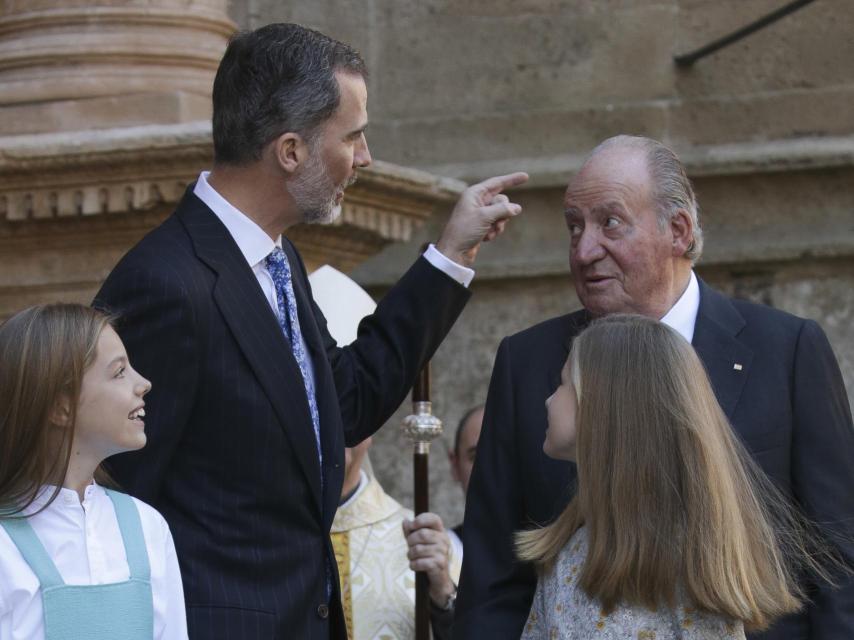 Es la primera vez que asisten los dos reyes juntos a esta misa de Pascua. GTRES.
