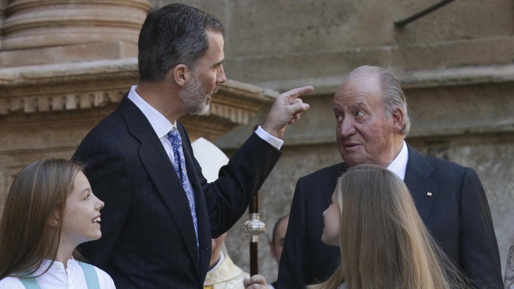 Es la primera vez que asisten los dos reyes juntos a esta misa de Pascua. GTRES.