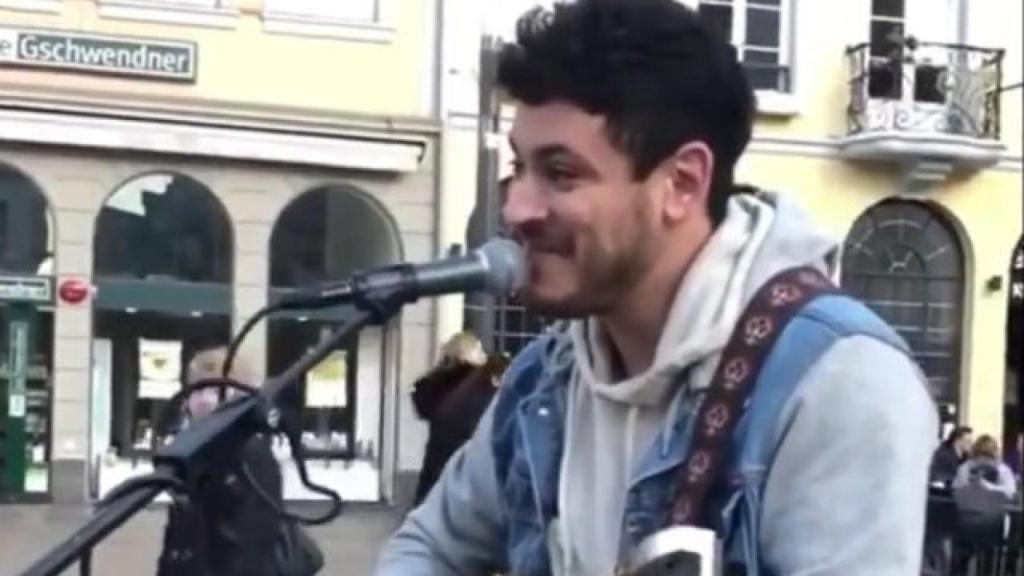 Cepeda sorprende cantando en la calle
