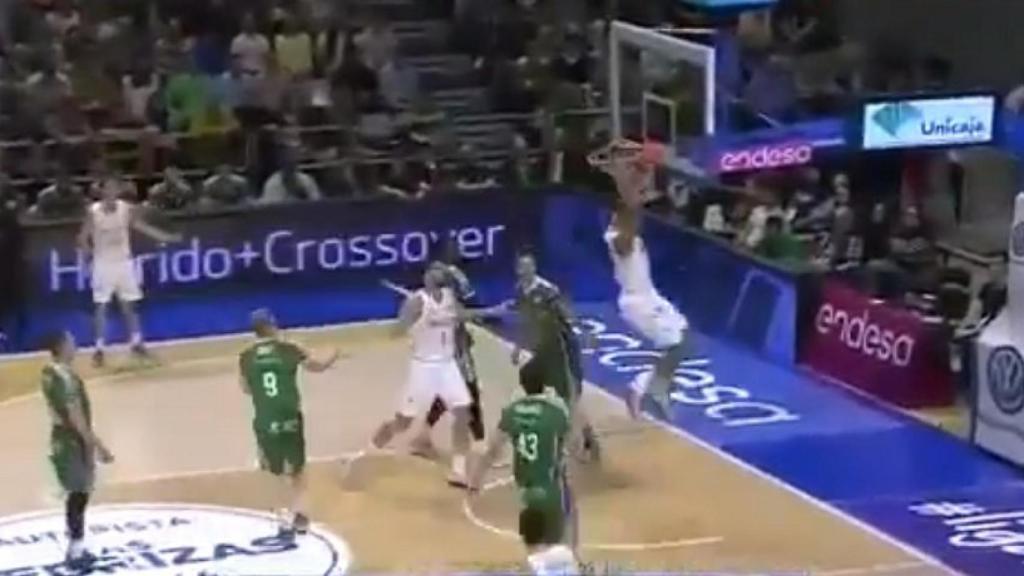 Anthony Randolph machaca el aro rival.