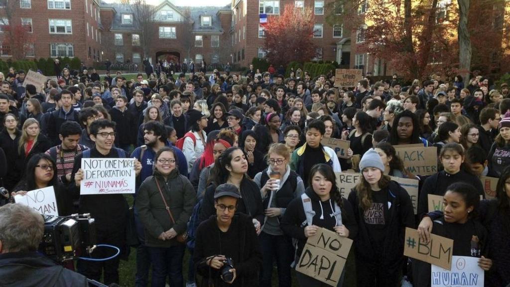 Estudiantes en una manifestación de Cambridge.