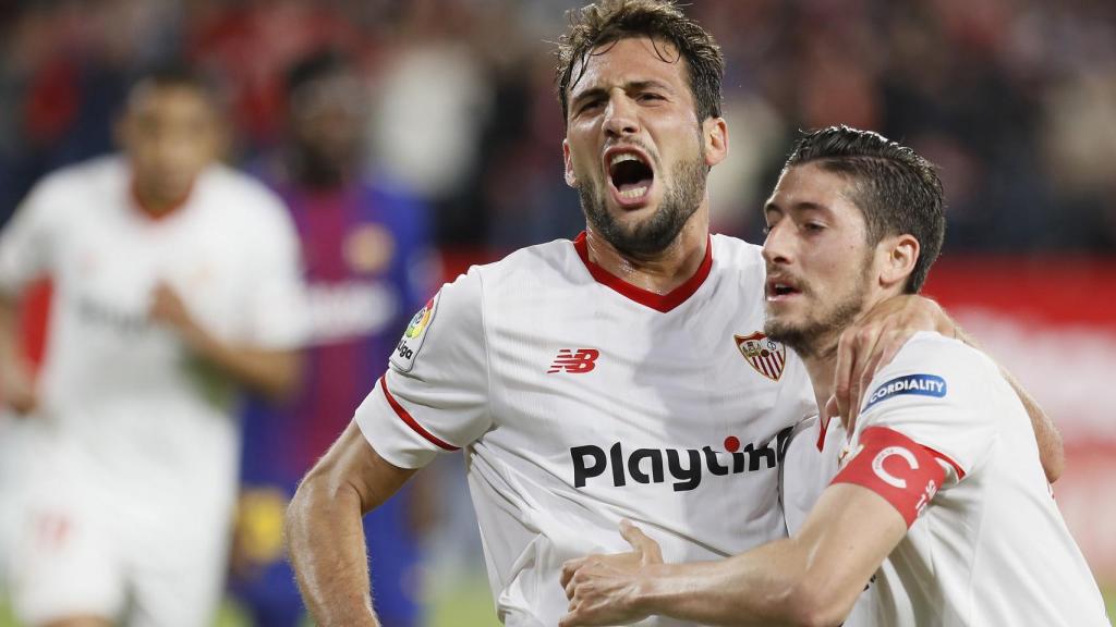 Escudero y el 'Mudo' Vázquez en el Sevilla - Barcelona de Liga.