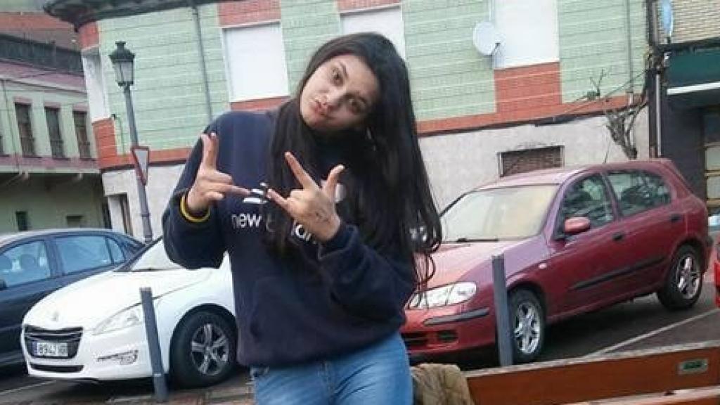 Nerea tiene 13 años, es delgada y tiene el pelo moreno y largo.