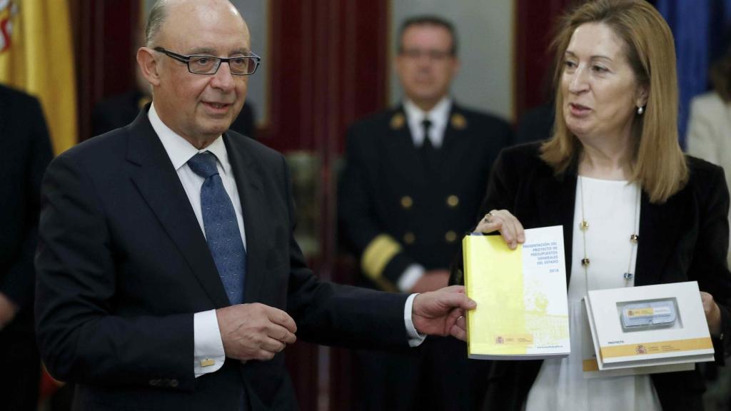 Cristóbal Montoro entrega a Ana Pastor el proyecto de Presupuestos Generales del Estado para 2018 .