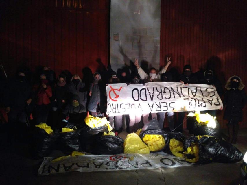 Los GDR ambién arrancan pancartas y las exhiben boca abajo