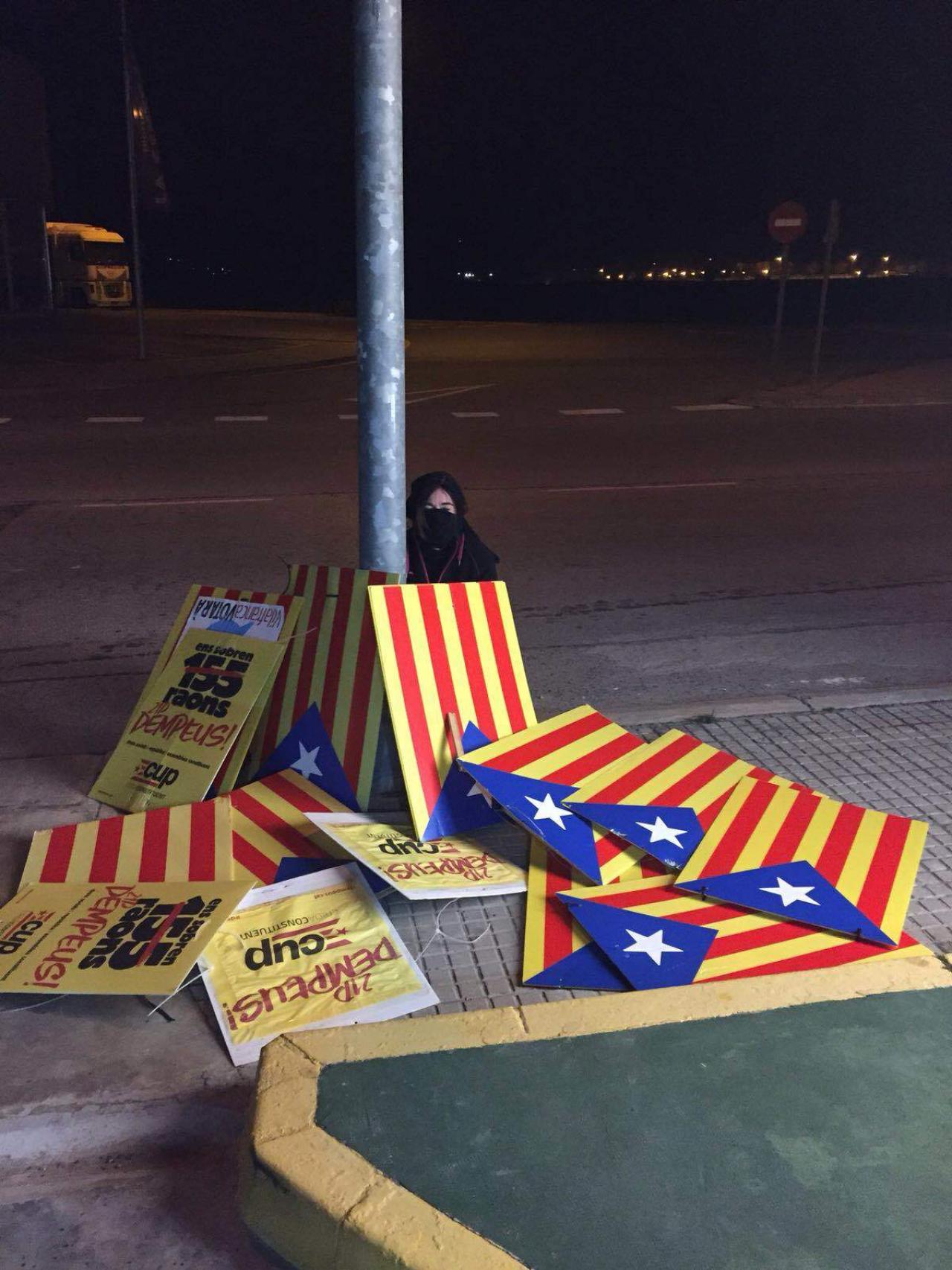 Carteles arrancados; no sólo de limpiar lazos se nutren los GDR