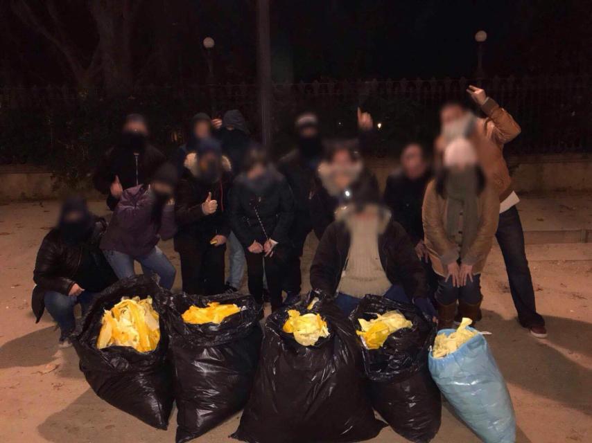 Un GDR muestra varias bolsas de basura llenas de lazos amarillos