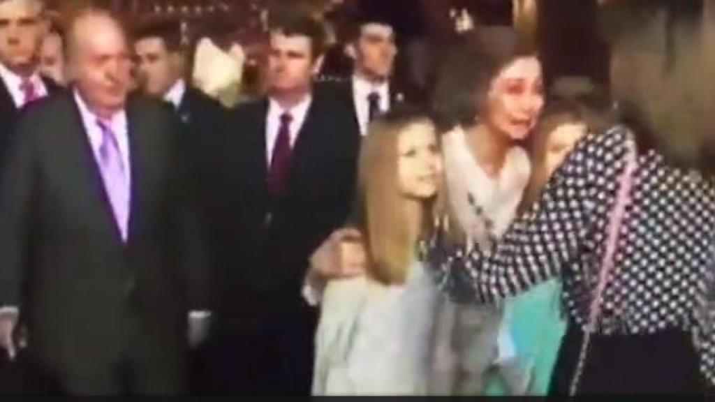 El momento en que Letizia interfiere en la fotografía.