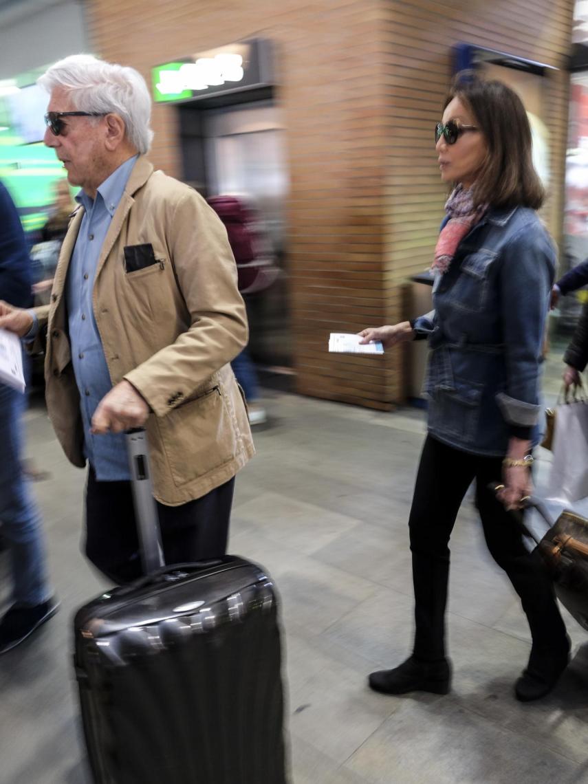 Vargas Llosa e Isabel Preysler se despiden de Sevilla.