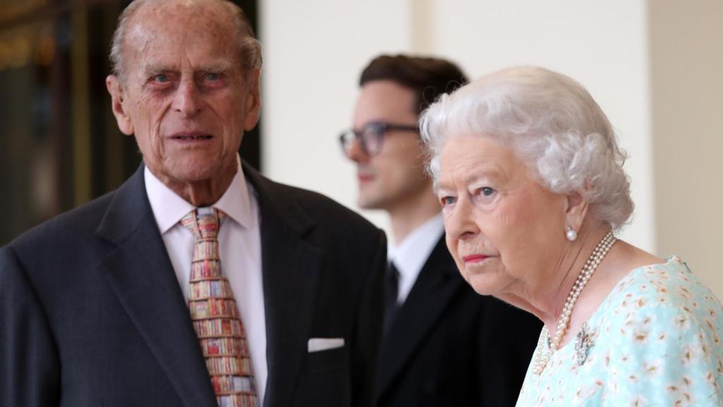 El duque de Edimburgo y su esposa, la reina de Inglaterra