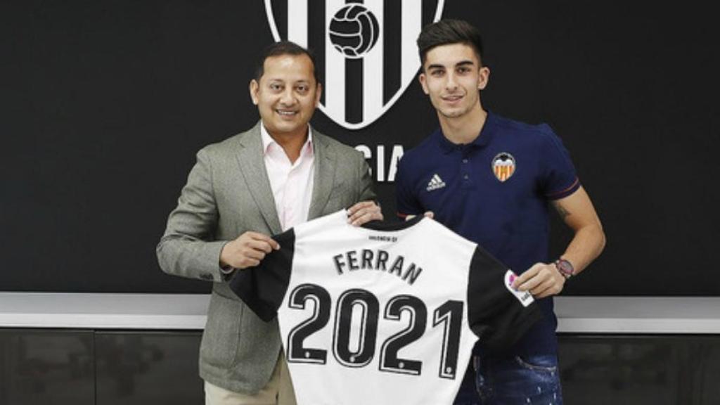 Ferrán Torres renueva con el Valencia. Foto: valenciafc.com