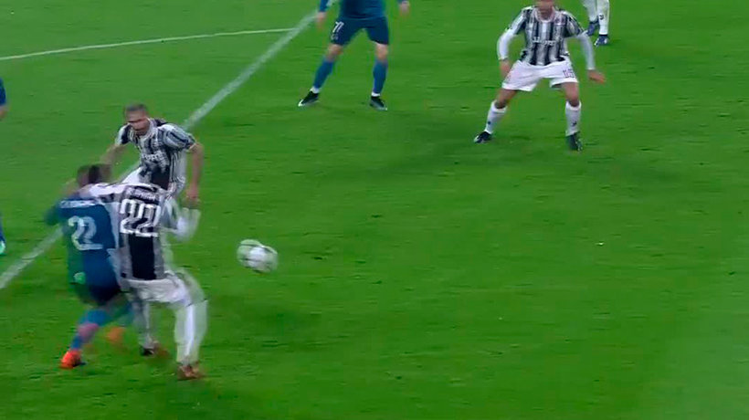 Duro golpe en la cara sobre Carvajal