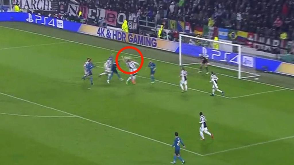 Mano de Giorgio Chiellini en el área de la Juventus