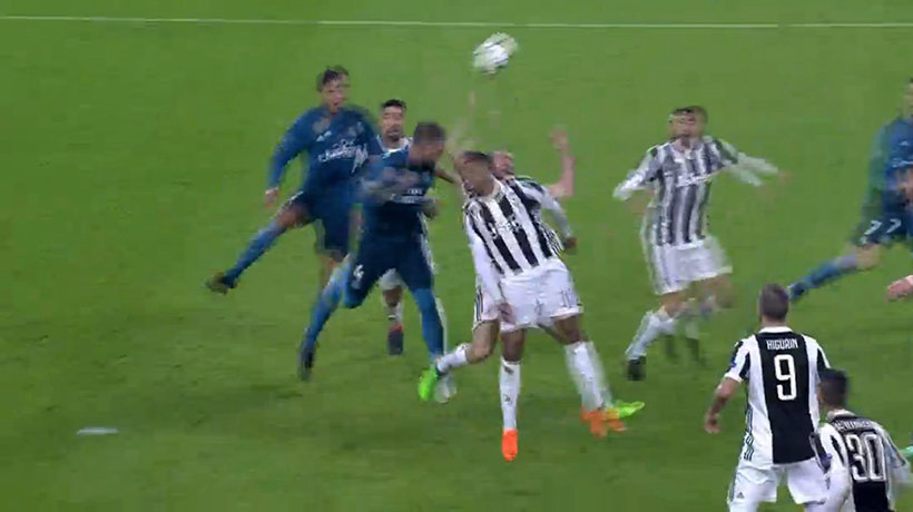 Penalti no pitado a Chiellini por mano