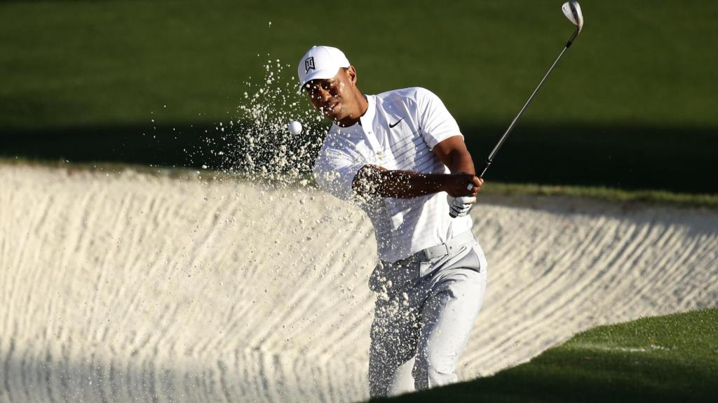 Tiger Woods durante una vuelta de entrenamiento en Augusta.