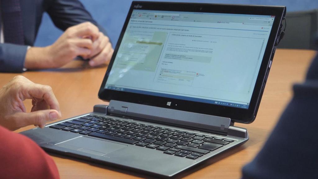 Imagen de un equipo de CaixaBank ejecutando el asistente virtual creado con la UPC e IBM.