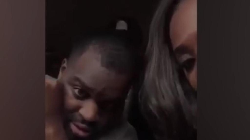 Devyn Holmes, en primer plano, víctima de un juego absurdo.