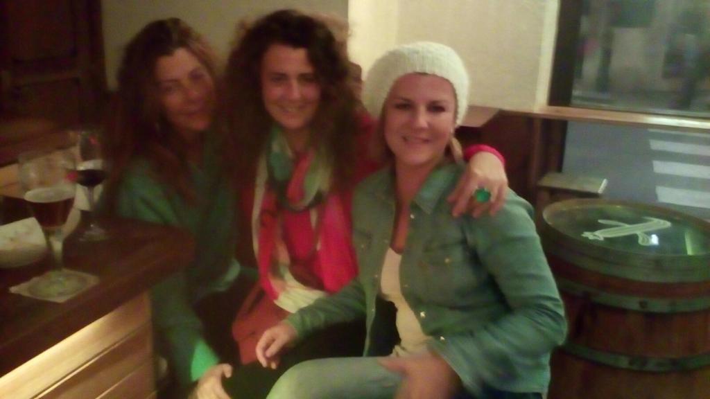 Isabel Mazarro con sus hermanas Montse y María