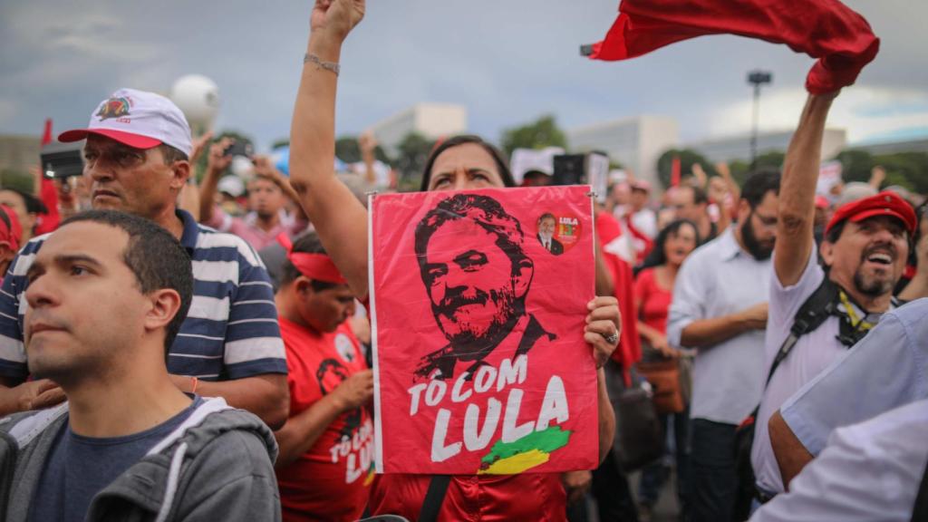 Manifestantes a favor del expresidente.