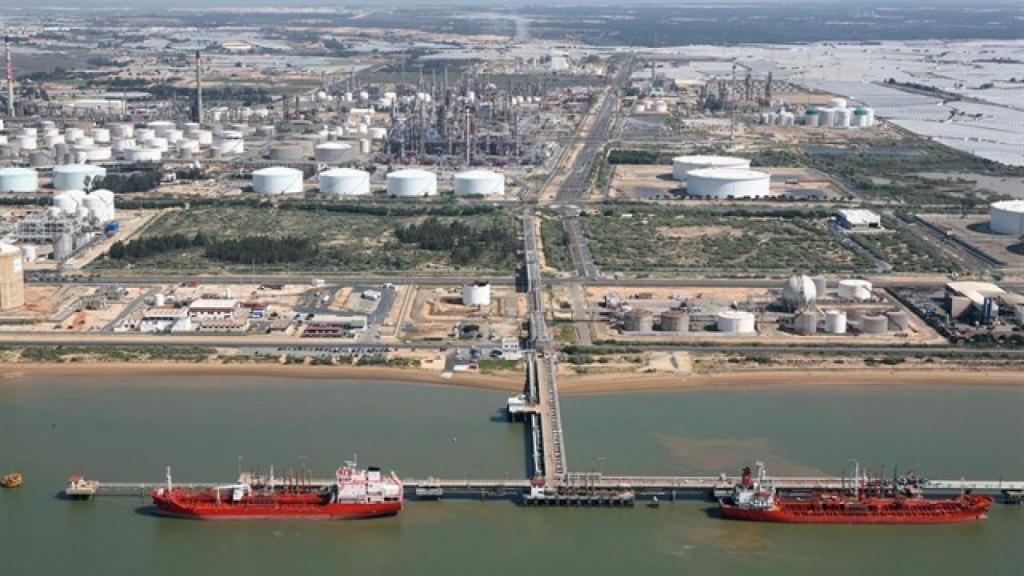 Pantanales de CEPSA en el Puerto de Huelva.