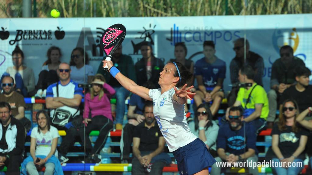 Patty Llaguno espera para devolverla de smash.