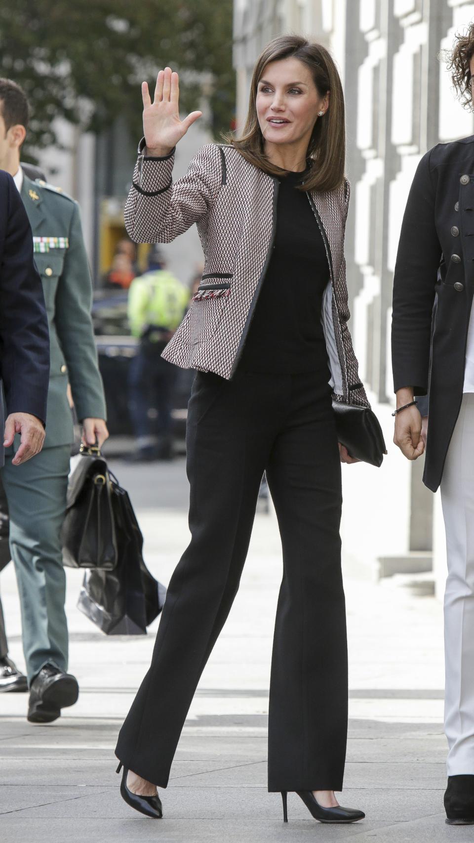 La reina saluda a los medios.