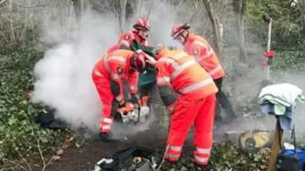 Los equipos de emergencia tuvieron que cortar la piedra, que databa del siglo XIX.