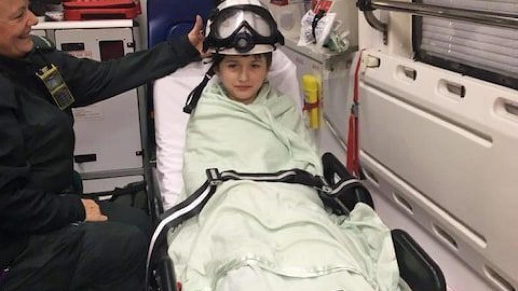 Más calmado y liberado, Max fue llevado en ambulancia hasta el hospital.