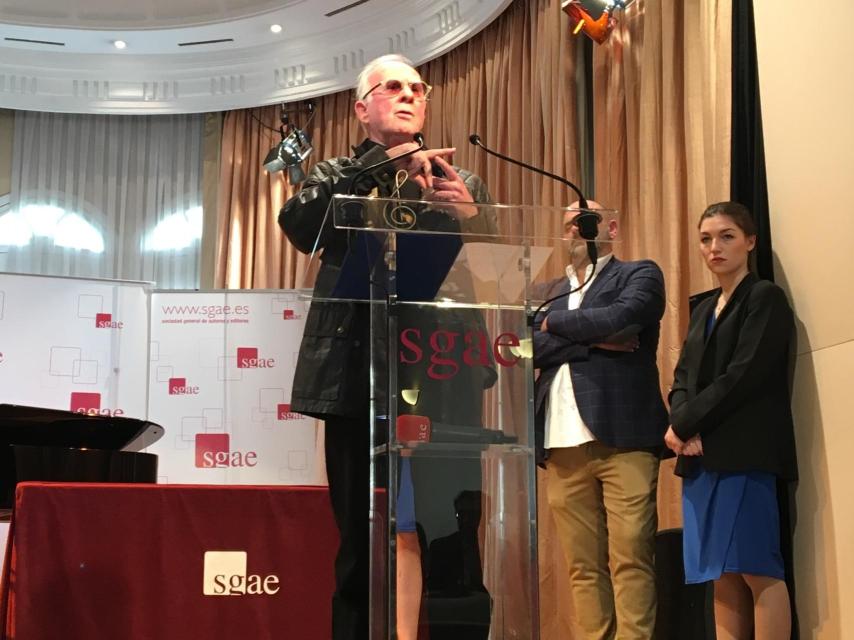 Eduardo Teddy Bautista se dirige a la sala, con su Premio de Honor de los Apolo.