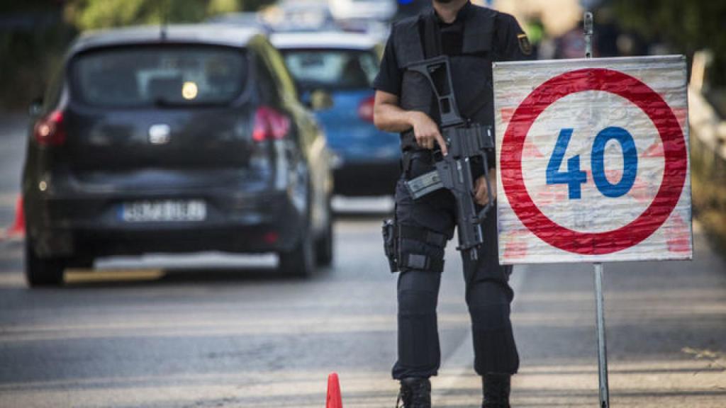 Agentes de la Unidad de Intervención Policial (UIP) patrullando por las calles de La Línea de la Concepción (Cádiz) en junio del año pasado.
