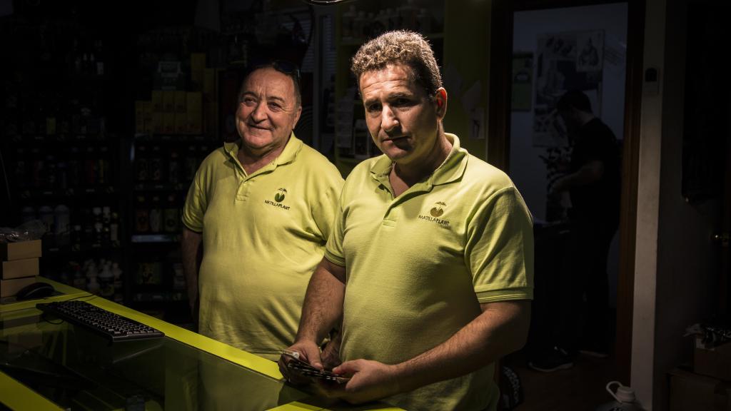 Joaquín Matilla y su socio prueban en su local de Peligros los nuevos focos led para cultivar marihuana ahorrando unas dos terceras partes de luz.