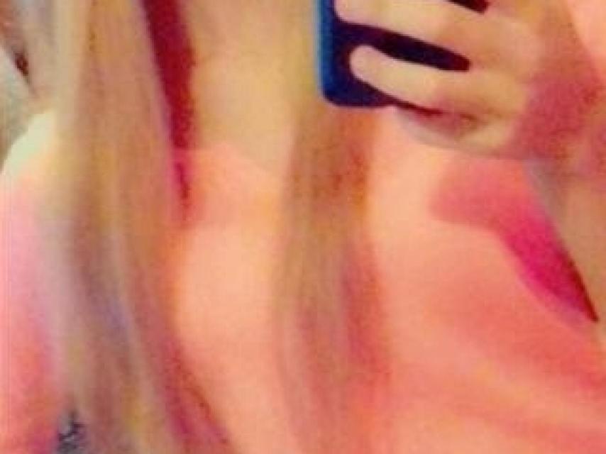 El padre de Victoria la encerró en una habitación durante tres meses para impedir que viera a su novio. Le pegaba y le insultaba a diario. También la obligó a que abortar de su primer embarazo.