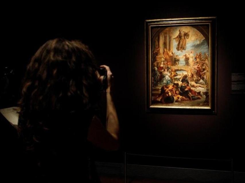 Una visitante en el Museo del Prado.