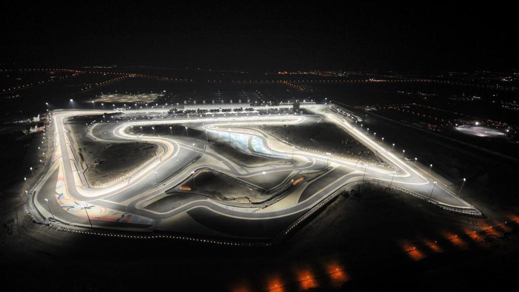 Vista aérea nocturna del circuito de Sakhir.