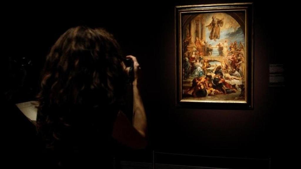 Una visitante en el Museo del Prado.