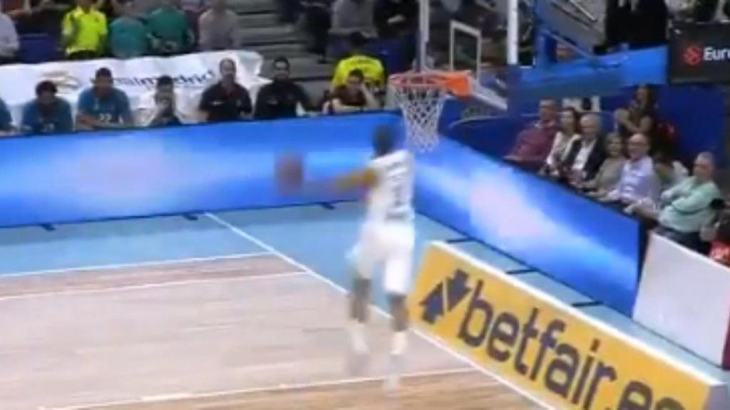 Anthony Randolph machaca a placer el aro rival