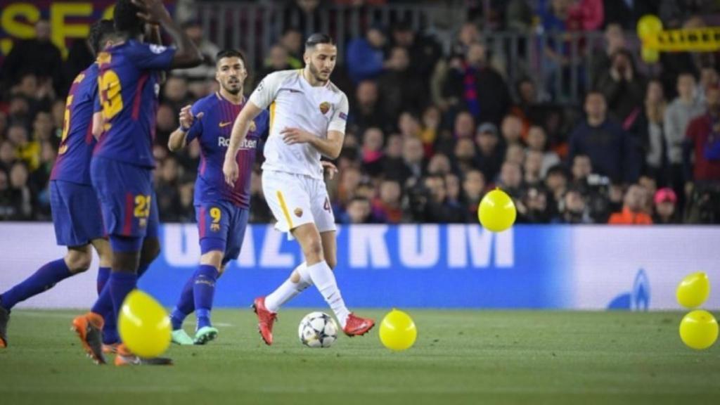 Los aficionados del Barcelona lanzan globos amarillos en el partido contra la Roma. Foto: Twitter (@OfficialASRoma)