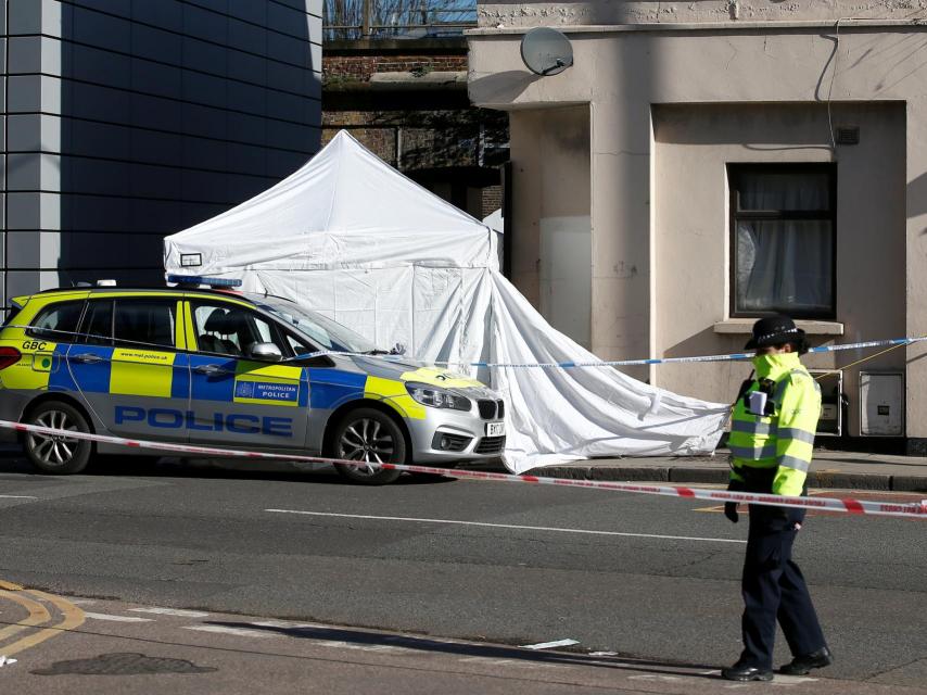 Dispositivo policial en la escena de un crimen al este de Londres el pasado martes