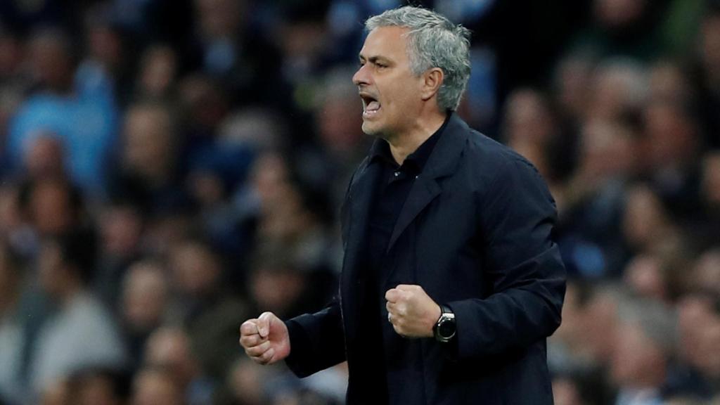 Mourinho, durante el derbi de Manchester.